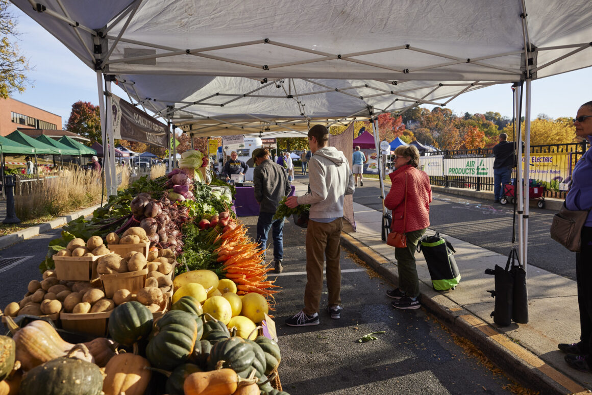 44ed70be-068a-b976-de02-00b855d74292 Neighbors Feeding Neighbors
